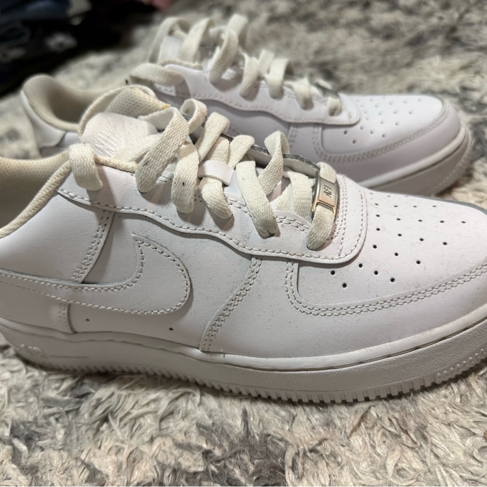 Nike White Air Force 1 Sneakers Classic Design